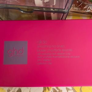 ghd glide brush in pink